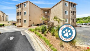 Edifício de apartamentos que aceita animais de estimação, com placa indicando essa política.
