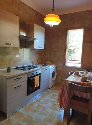 Frigorifero, microonde, forno, tavolo da pranzo
