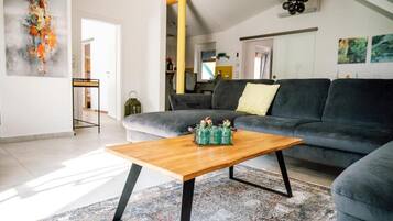 TV connectée, baby-foot, table de tennis de table, livres