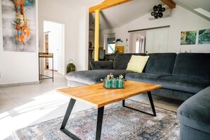 Smart TV, foosball, table tennis, books - Landhaus Dasthomas - Apartment mit 2 Schlafzimmern (Henndorf im Burgenland)