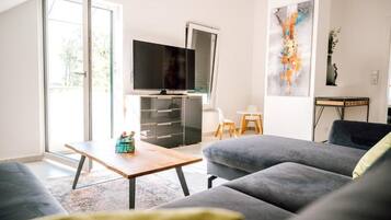 Smart-tv, bordsfotboll, ett bordtennisbord och böcker