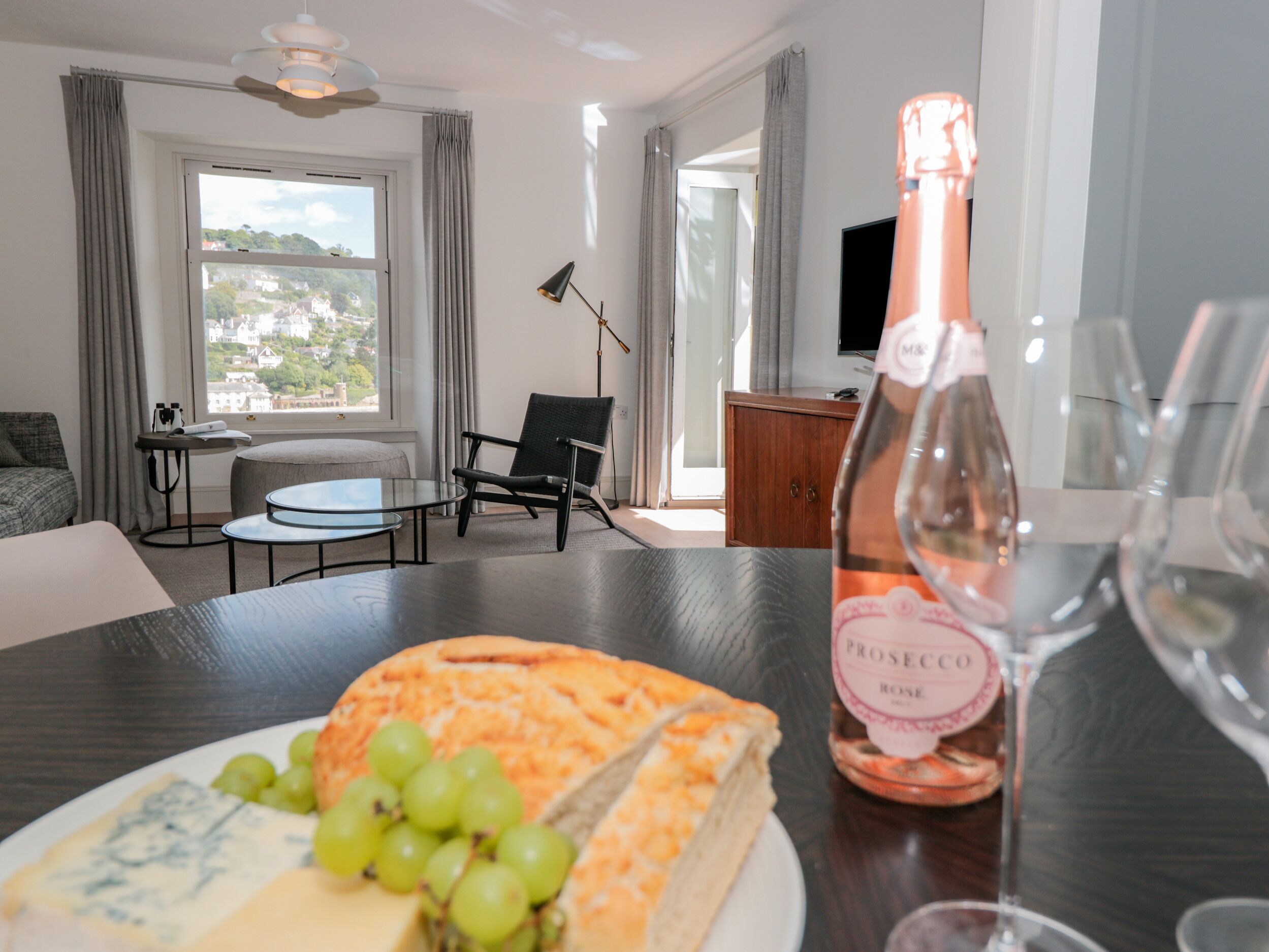 Een koelkast, een vaatwasser, een waterkoker, een broodrooster