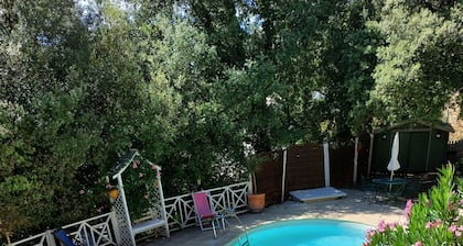 Bain de Nature - Châlet Provençal au Milieu de la Forêt