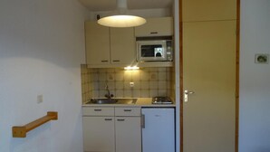Fridge, microwave - 3rd floor, view mountain/village, balcony, parking, tv, 23m², Les Arcs (Bourg-Saint-Maurice)