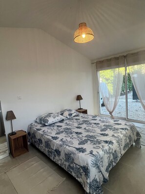 5 habitaciones, escritorio y tabla de planchar con plancha 
