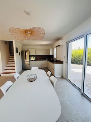 Fridge, microwave, oven, stovetop - Villa Entièrement Climatisée Avec Piscine à 20 min de la mer (Fuveau)