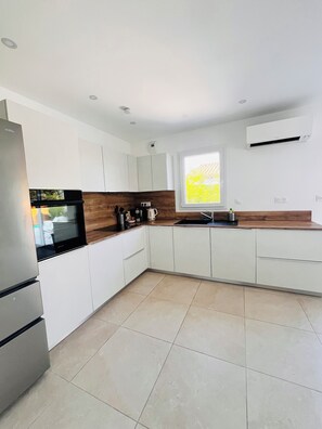 Køleskab, mikrobølgeovn, ovn, kogeplade