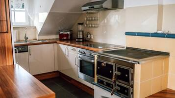 KylskÄp, diskmaskin, kaffe- och tebryggare och vattenkokare