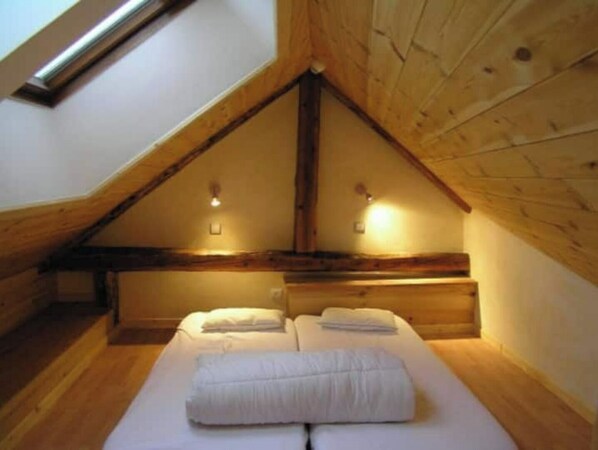 8 chambres, bureau, fer et planche à repasser, lit parapluie