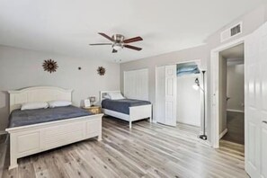 5 bedrooms, iron/ironing board, free WiFi, bed sheets - Luxury Vacation Home in Phoenix - Pool - Sleeps 17 (Phoenix)