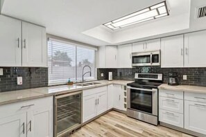 Kühlschrank, Mikrowelle, Ofen, Herdplatte