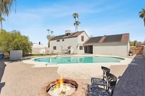 Una piscina al aire libre