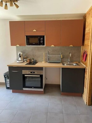 Kühlschrank, Mikrowelle, Ofen, Herdplatte