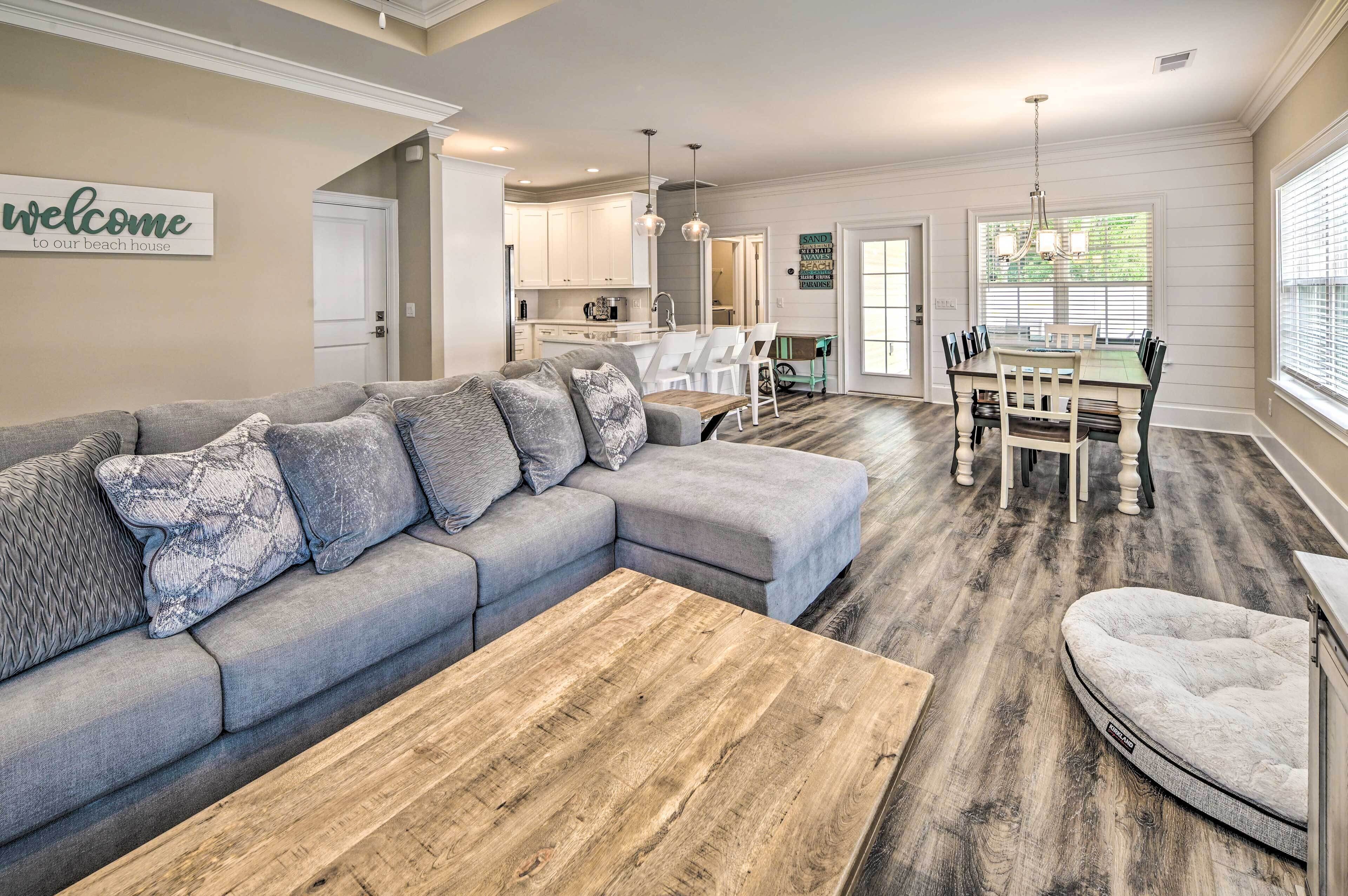 Charming Pawleys Island Home ~ 4 Mi to Beach!