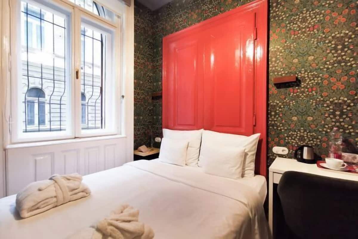 Decoración personalizada, muebles diferentes y wifi gratis