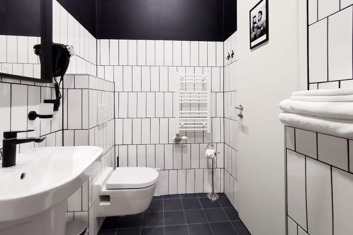 Dusche, Regendusche, kostenlose Toilettenartikel, Haartrockner