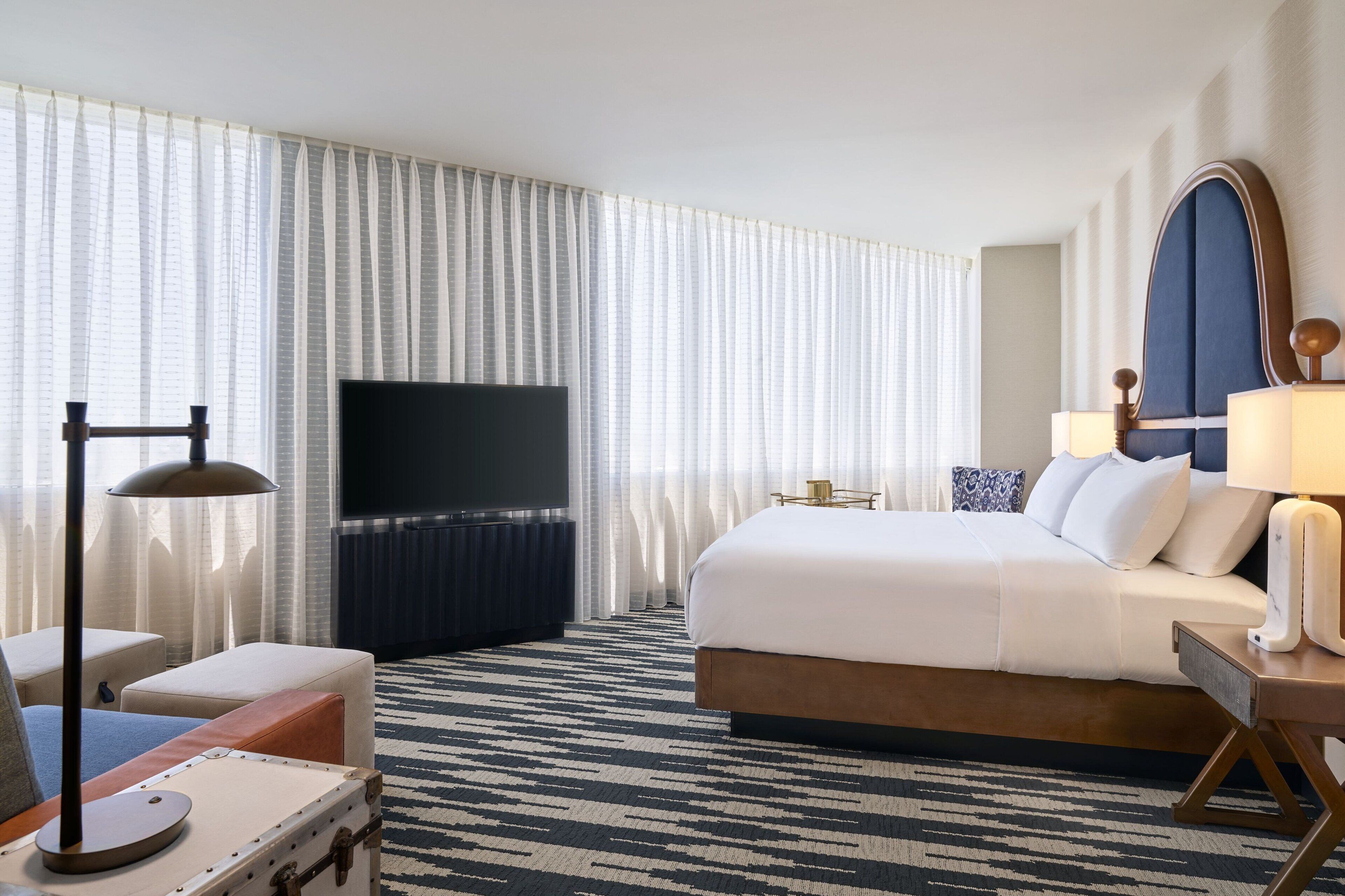 Junior Suite, 1 King Bed with Sofa bed, City View, Corner | In-room safe, desk, laptop workspace, blackout drapes