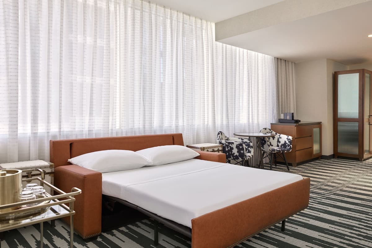 Executive Room, 1 King Bed with Sofa bed, Corner | In-room safe, desk, laptop workspace, blackout drapes