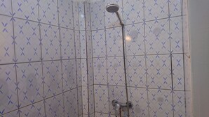 Doccia con soffione a pioggia e deumidificatore manuale.