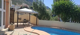 Cosy villa with private pool and sea and mountain views, in Denia