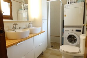 Een douche, een haardroger, een bidet, handdoeken