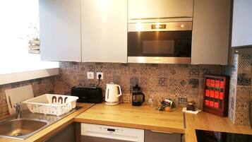 City Apartment | Private kitchen | Mini-fridge, microwave, stovetop, dishwasher