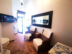 Departamento urbano | Área de sala de estar | Smart TV de 1 pulgadas con canales por cable, televisión y Netflix 