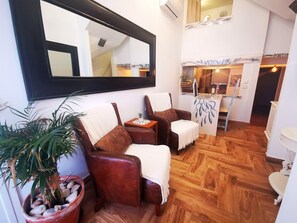 Departamento urbano | Área de sala de estar | Smart TV de 1 pulgadas con canales por cable, televisión y Netflix 