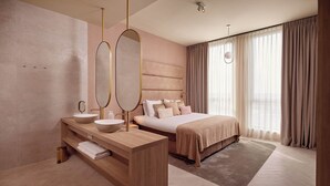 Ein modernes Hotelzimmer mit einem Holzinlay und einem großen Bett, sowie einem großen Fenster mit Vorhängen.