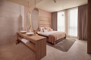 Suite (Wellness) | Allergivenligt sengetøj, minibar, pengeskab på værelset, skrivebord