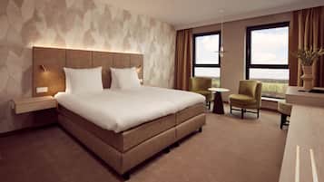 Deluxe kamer, 1 kingsize bed | Hypoallergeen beddengoed, een minibar, een kluis op de kamer, een bureau