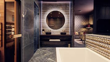 Las Vegas Suite | Bathroom | Free toiletries, hair dryer, towels