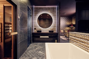 Las Vegas Suite | Bathroom