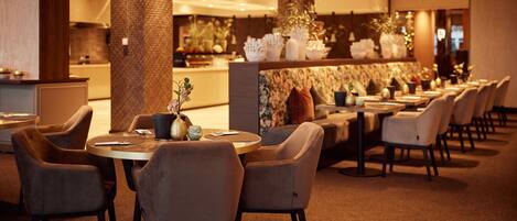 Daily buffet breakfast (EUR 21.50 per person)