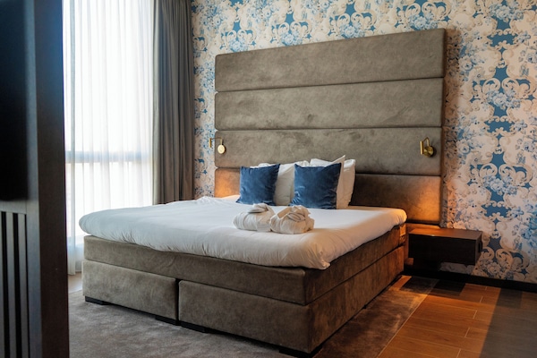 Spa Suite | Hypo-allergenic bedding, minibar, in-room safe, desk