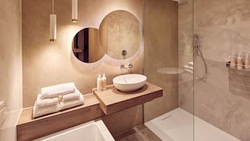 Un bagno moderno con una grande vasca, uno specchio rotondo e un mobile vanitario in legno.