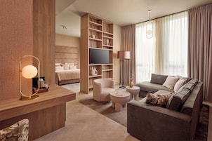Hypo-allergenic bedding, minibar, in-room safe, desk