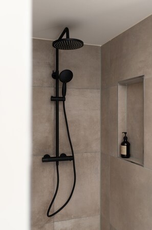 Douche, sèche-cheveux, serviettes fournies, savon