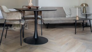 Un intérieur moderne comprenant une table à manger, des chaises, un canapé et une lampe.