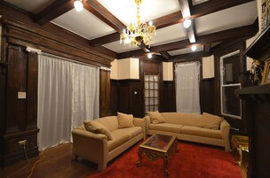 Habitación de diseño | Zona de estar | Televisión LED de 32 pulgadas con canales digitales, una televisión