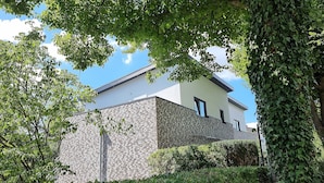 A modern building with a stone facade and a flat roof. - "steuerbord" - Moderne Ferienwohnung in Varel (Varel)