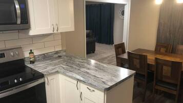 Réfrigérateur, four à micro-ondes, un four, surface de cuisson