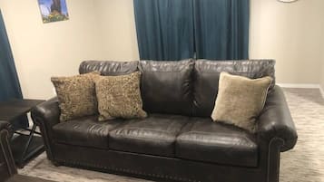 Una televisión, una oficina