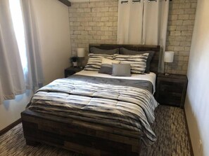 2 bedrooms, iron/ironing board, WiFi, bed sheets - Lyndale - Industrial Retreat Close to the Denny (Sioux Falls)