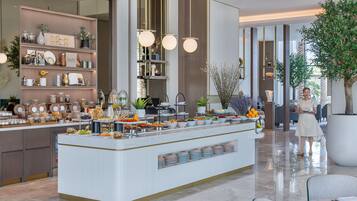 Petit déjeuner buffet servi tous les jours en supplément