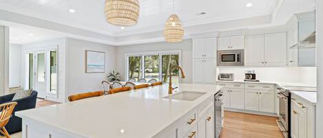 冰箱、微波炉、烤箱、炉灶