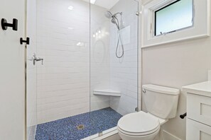 Bathtub - Nicely Renovated North Forest Beach Home w/ Pool - 5 Minute Walk to Beach (Hilton Head Island)