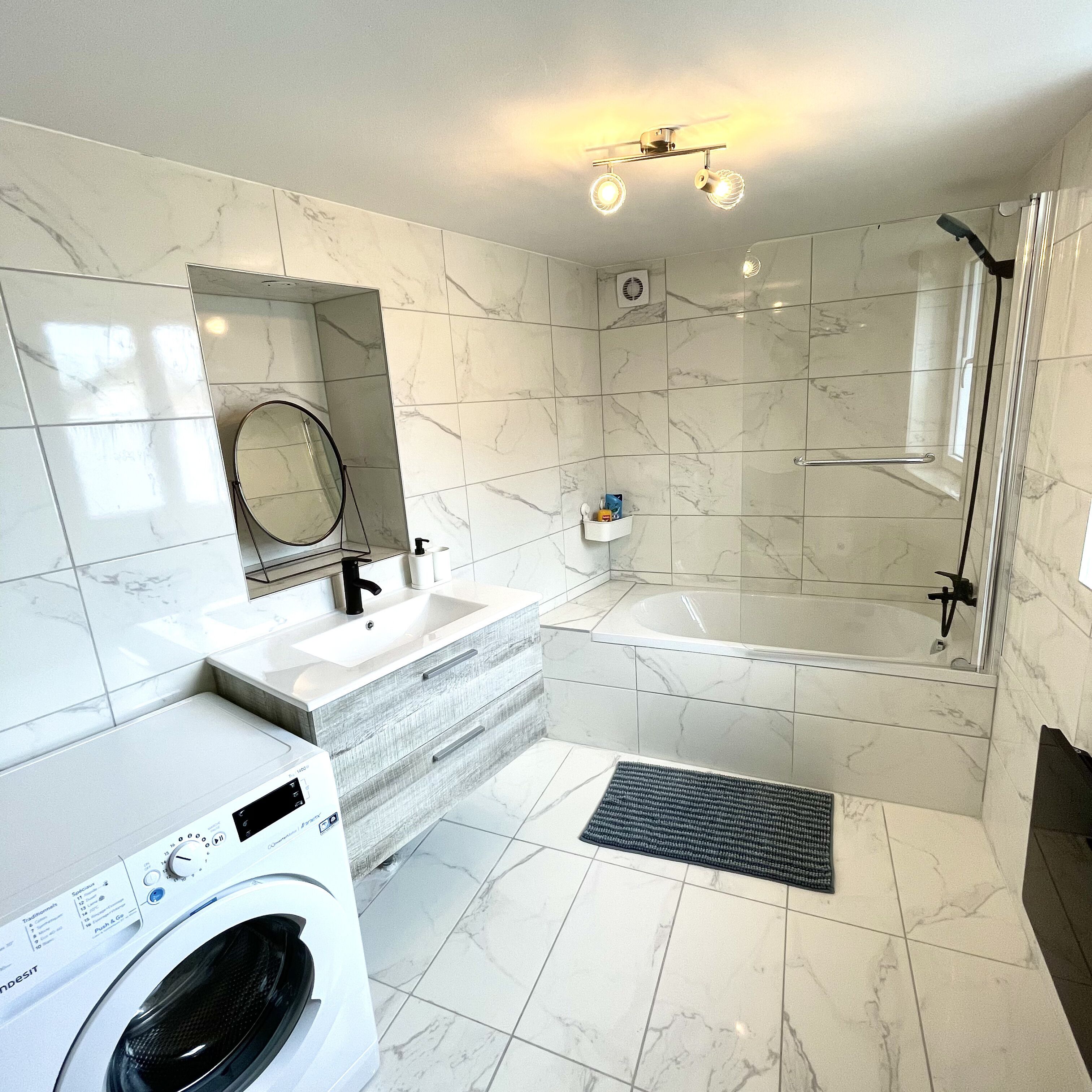 Tina con regadera, secadora de cabello, toallas, jabón 