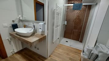 Een douche, een haardroger, handdoeken, zeep