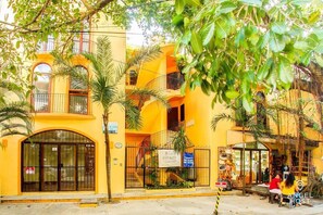 Exterior - Central Condo with Terrace & Pool, Steps to Beach (Playa del Carmen)